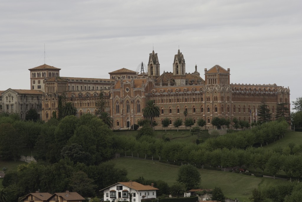 Que ver cerca de la Charola: Comillas
